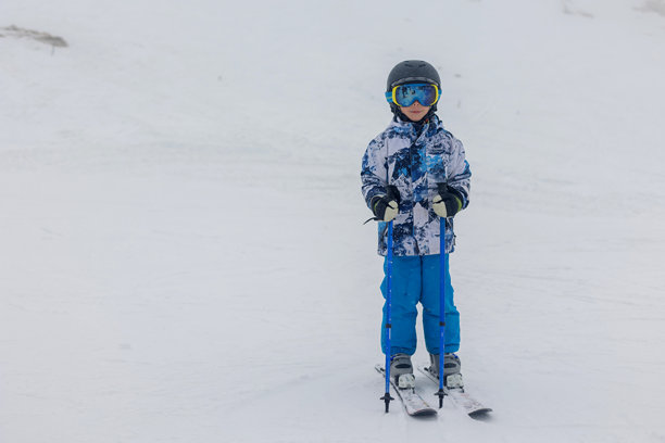 穿着冬季服装的快乐家庭，儿童和成人在滑雪度假，滑雪，冬季图片下载