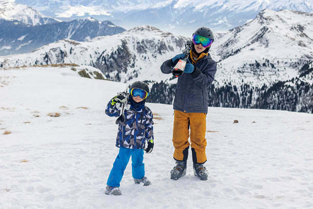 穿着冬季服装的快乐家庭，儿童和成人在滑雪度假，滑雪，冬季图片下载