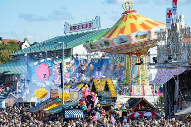 慕尼黑啤酒节上的大批人群图片下载