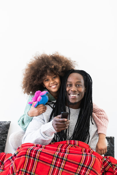 快乐的黑人父亲和女儿一起享受空闲时间图片下载