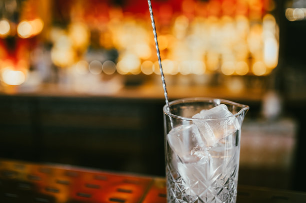 鸡尾酒中的冰块。夜晚出游。图片下载