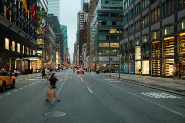 黄昏时分，纽约市第五大道上的行人图片下载