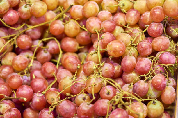 市场上出售的整框葡萄图片下载