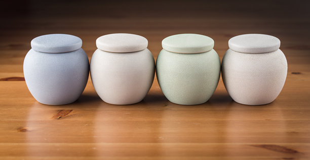 复古或古董浅绿色茶叶罐，带流苏，孤立展示图片下载