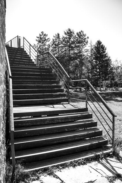 开放区域的螺旋楼梯，楼梯台阶特写。图片下载