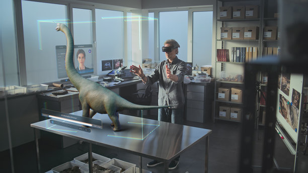 3D图形展示AI助手和恐龙物种。考古学家佩戴增强现实头盔进行研究。图片下载