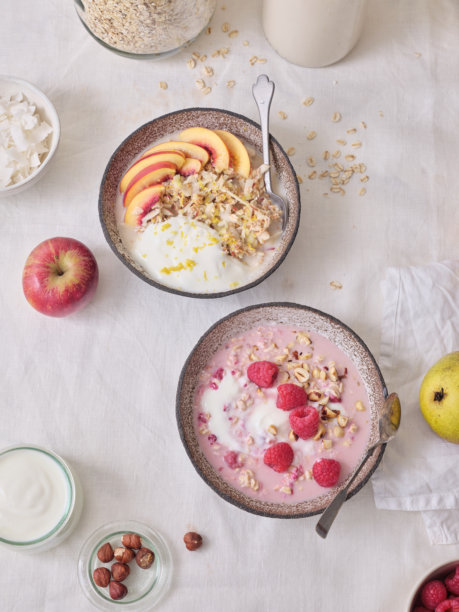各种配料的过夜燕麦。健身健康有机早餐碗图片下载