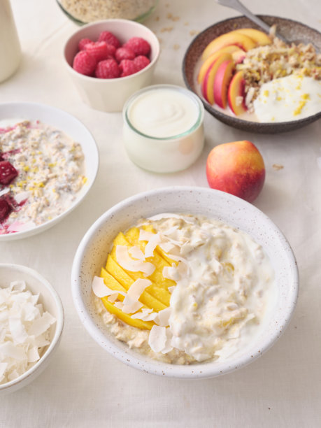 各种配料的过夜燕麦。健身健康有机早餐碗图片下载