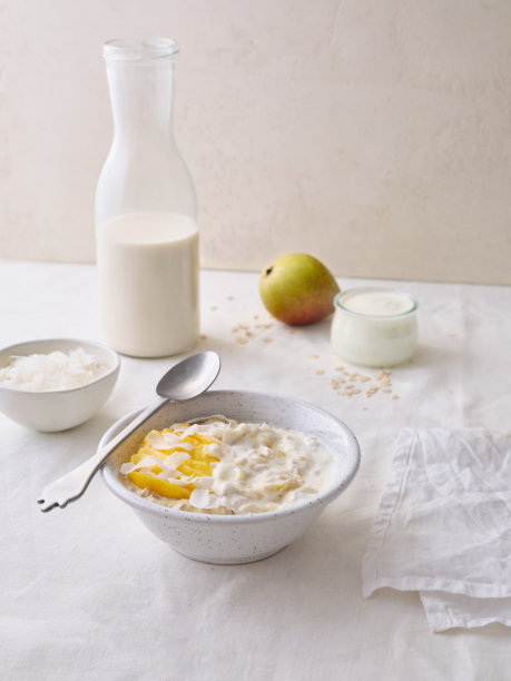 芒果椰子顶料的过夜燕麦。健身健康早餐碗图片下载