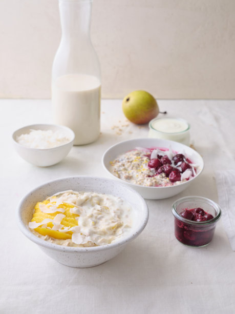 各种配料的过夜燕麦。健身健康有机早餐碗图片下载