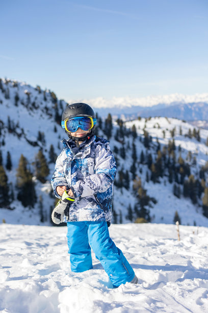 穿着冬季服装的快乐家庭，儿童和成人在滑雪度假，滑雪，冬季图片下载