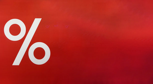 红色背景上的折扣横幅，百分号标志表明正在促销，商品价格非常优惠，红色背景上的折扣广告牌引人注目。图片下载