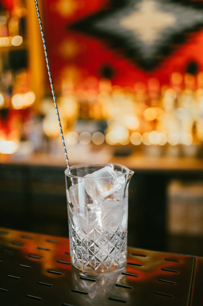 鸡尾酒中的冰块。夜晚外出。图片下载