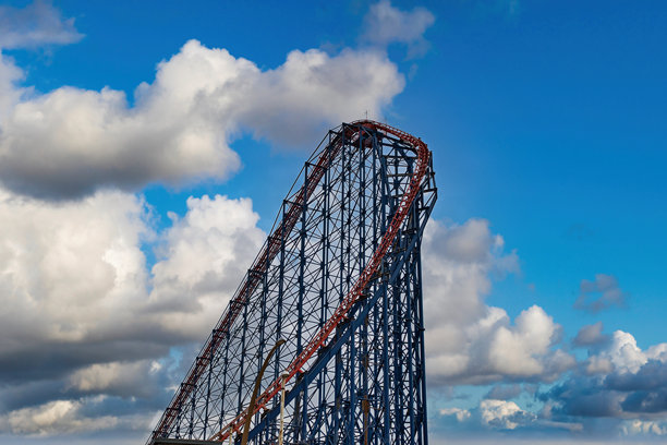 英国布莱克浦蓝天下的高耸过山车图片下载