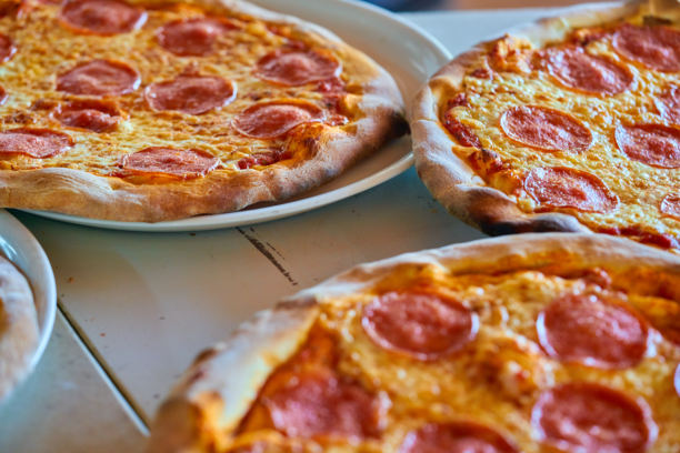 高角度视图的披萨放在桌子上图片下载