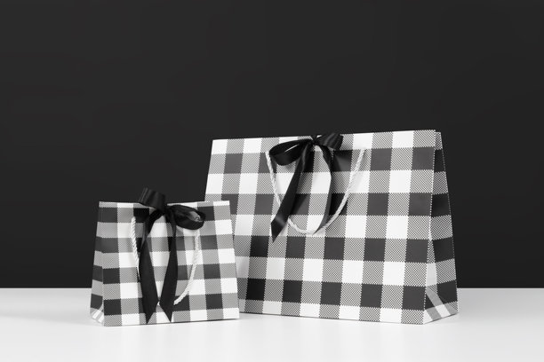 黑色星期五购物袋，背景为白色和黑色，促销横幅，适用于销售推广、在线购物或特价优惠图片下载