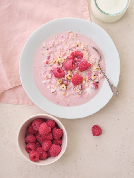 各种配料的过夜燕麦。健身健康有机早餐碗图片下载