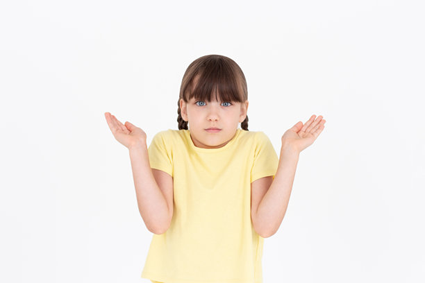 穿着黄色T恤的少女在白色背景下举手耸肩，显得有些疑惑。图片下载