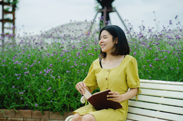 自由生活，每天快乐，微笑着，乐观向上。图片下载