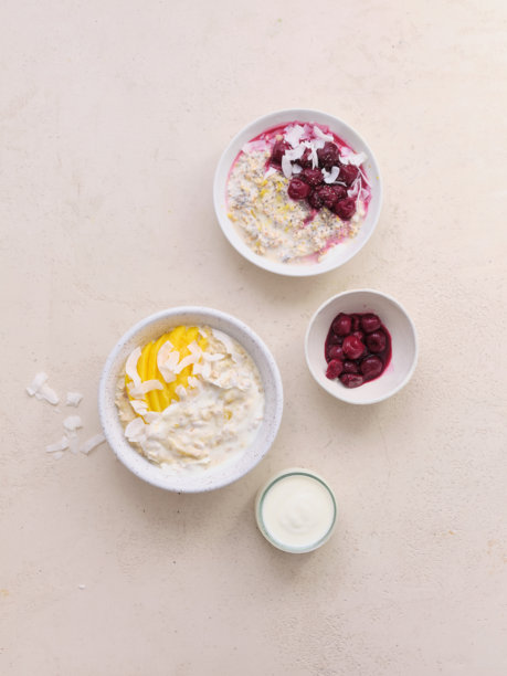 各种配料的过夜燕麦。健身健康有机早餐碗图片下载