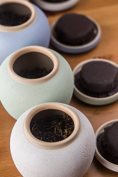 复古或古董浅绿色茶叶罐，带流苏，孤立展示图片下载