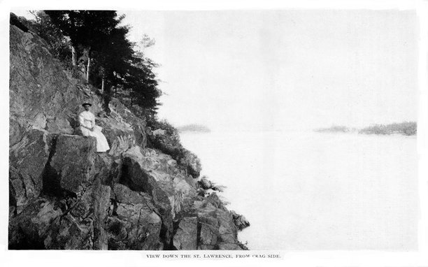 女性坐在圣劳伦斯海湾的岩石海岸上，美国和加拿大，北美地理图片下载