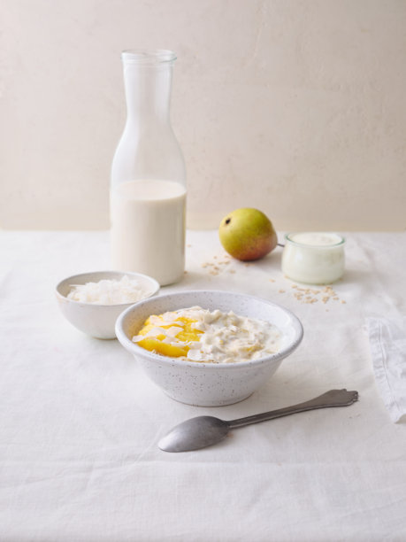 芒果椰子顶料的过夜燕麦。健身健康早餐碗图片下载