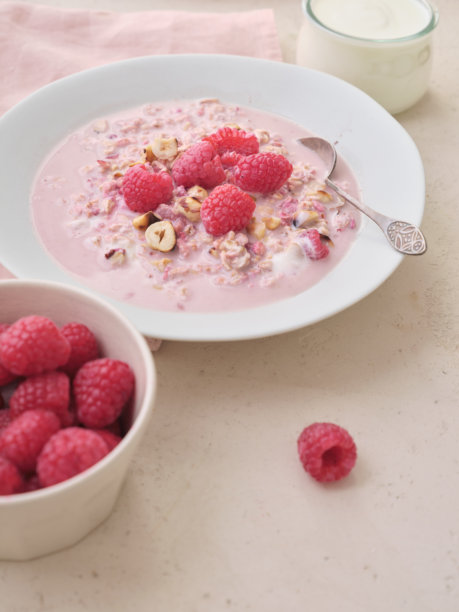 各种配料的过夜燕麦。健身健康有机早餐碗图片下载