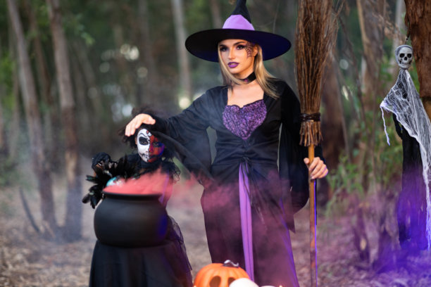 盛装打扮成女巫的女人和女孩，聚集在森林里，准备举办盛大的万圣节派对图片下载