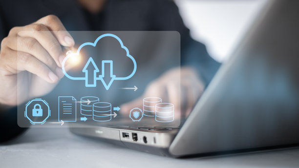 一个人正在使用一台带有云和箭头的蓝色屏幕笔记本电脑。图片下载