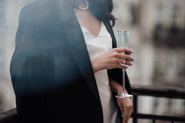 女性中段饮用玻璃杯图片下载