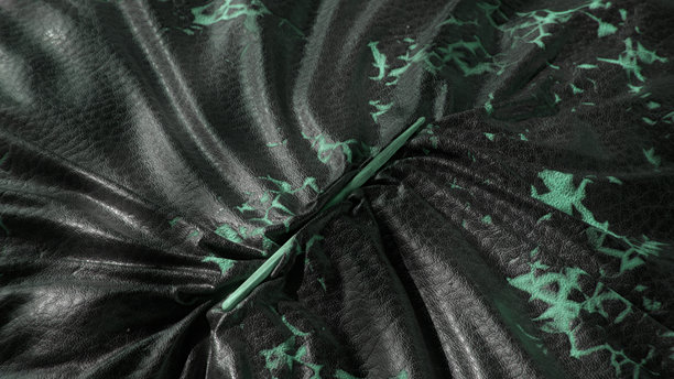 3D渲染：绿色针穿透黑色皮革与抽象绿色图案图片下载