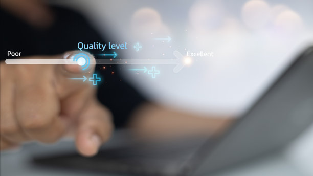 一个人正在指着带有质量等级指示器的笔记本电脑屏幕图片下载