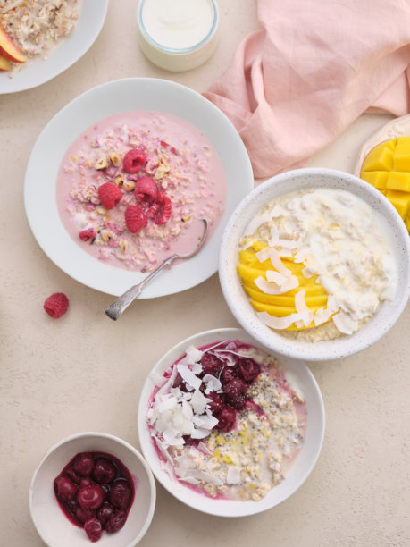 各种配料的过夜燕麦。健身健康有机早餐碗图片下载