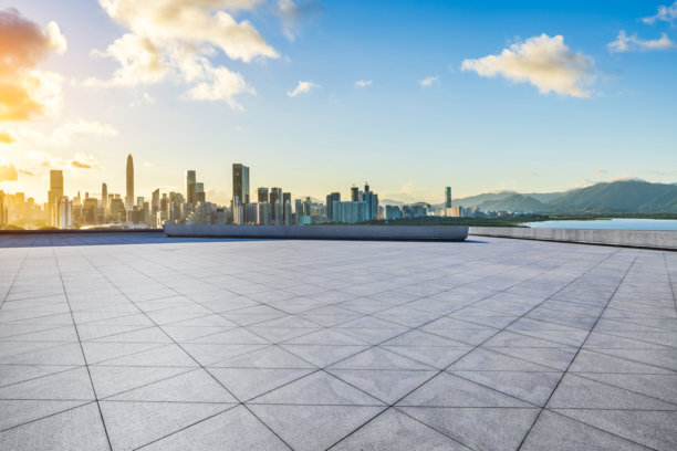 深圳日出时分的空旷广场与现代建筑的城市天际线景色图片下载