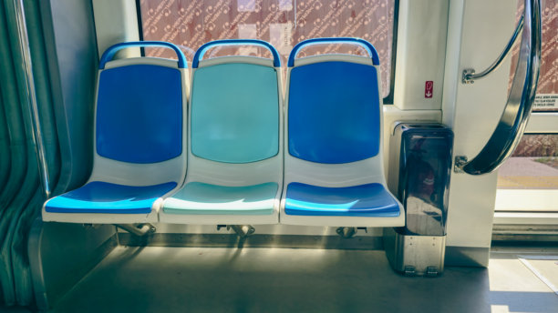 空荡荡的电车内部设计与座椅图片下载