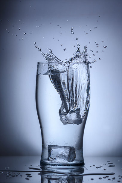一杯水，冰块滴落，溅起清新，解渴。图片下载