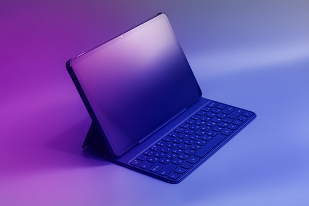 带键盘的平板电脑屏幕模型，特写图像，背景为彩色。图片下载