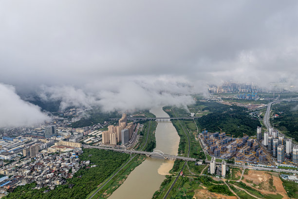 阴天，河两岸城市建筑的鸟瞰图图片下载