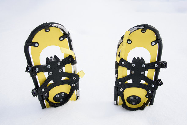 雪堆中伸出的雪鞋图片下载