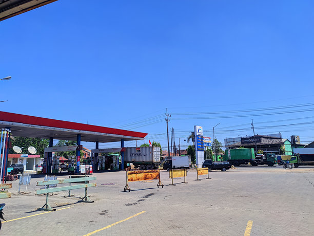 加油站前排队的卡车图片下载