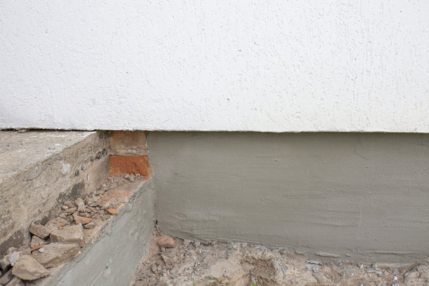 建筑物翻新。地基、拆除砖块的门廊。从门廊外侧拍摄的建筑物地基照片。图片下载