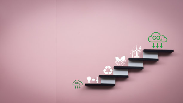 粉色背景上的绿白色梯子和绿色云朵图片下载