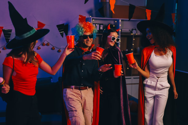 办公室万圣节派对：同事们穿着节日服装，举杯欢笑图片下载