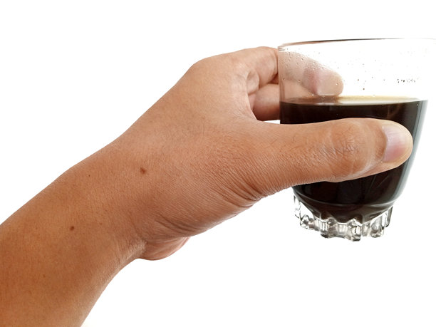 手势握着一杯黑咖啡图片下载