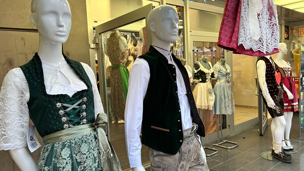 慕尼黑一家商店里的巴伐利亚传统服饰图片下载