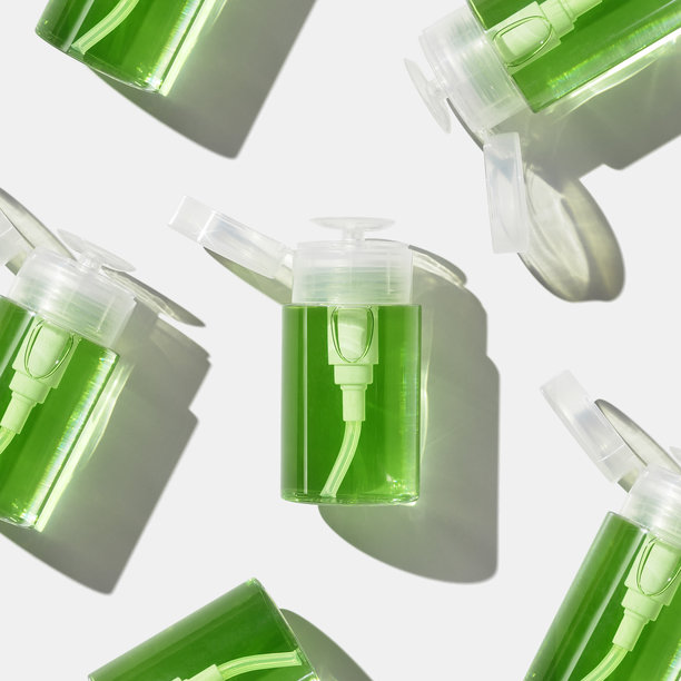 用于皮肤护理的绿色液体泵分配器，美容程序，皮肤健康。化妆品面部乳液，洁面乳，胶束水模型，天然有机化妆品，简约风格照片图片下载