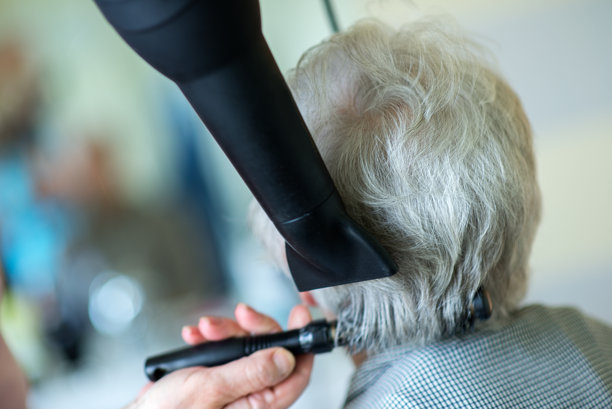 美发师在沙龙为顾客造型的裁剪图像图片下载