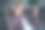一位金发年轻商人在共享办公空间的扶手椅上坐着，手持智能手机，正在进行电话通话，显得有些紧张。图片下载