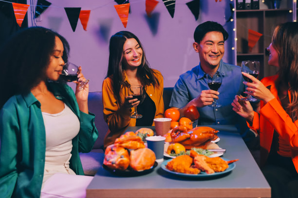 快乐的办公室万圣节派对，员工们穿着各种服装，欢庆饮品与笑声，促进团队合作和节日气氛图片下载